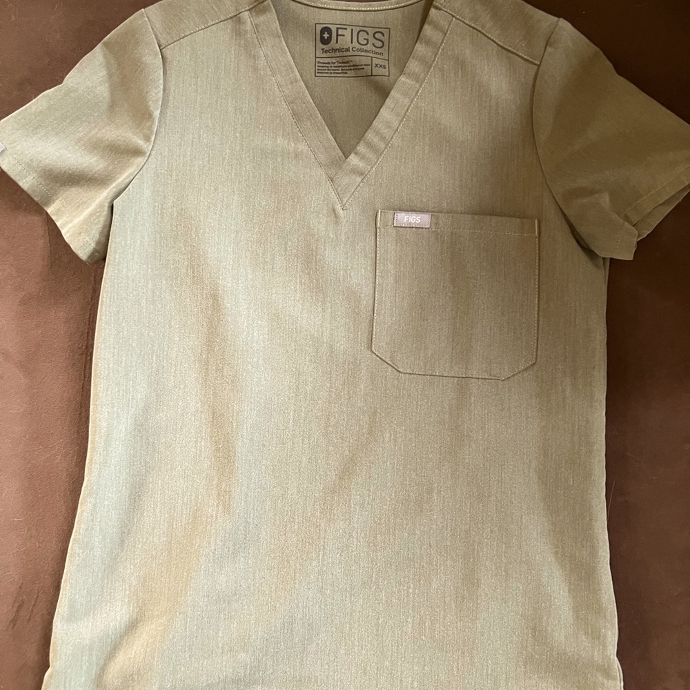 Figs scrub top